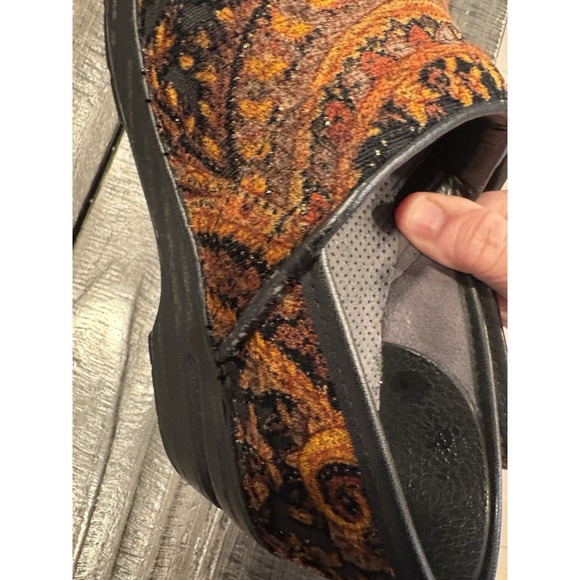 DANSKO Vegan Clogs Size 37 Red Shimmer Paisley Tapestry Velvet  Women's 6.5 US - Picture 5 of 8